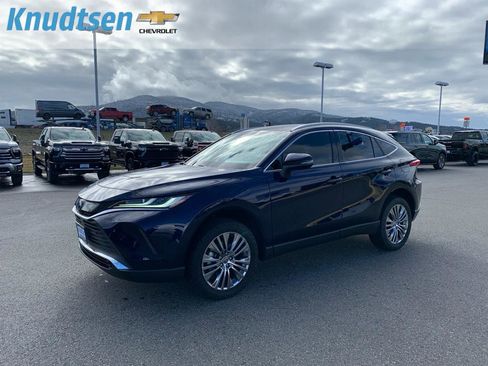 Used 2022 Toyota Venza XLE image 3