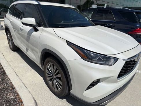 Used 2021 Toyota Highlander Platinum FWD image 1