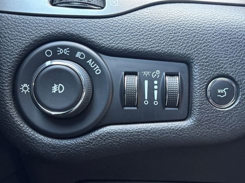 Used 2019 Jeep Cherokee Overland w/ Technology Group image 3