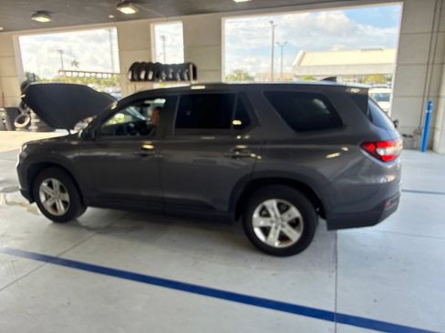 Used 2024 Honda Pilot LX image 5