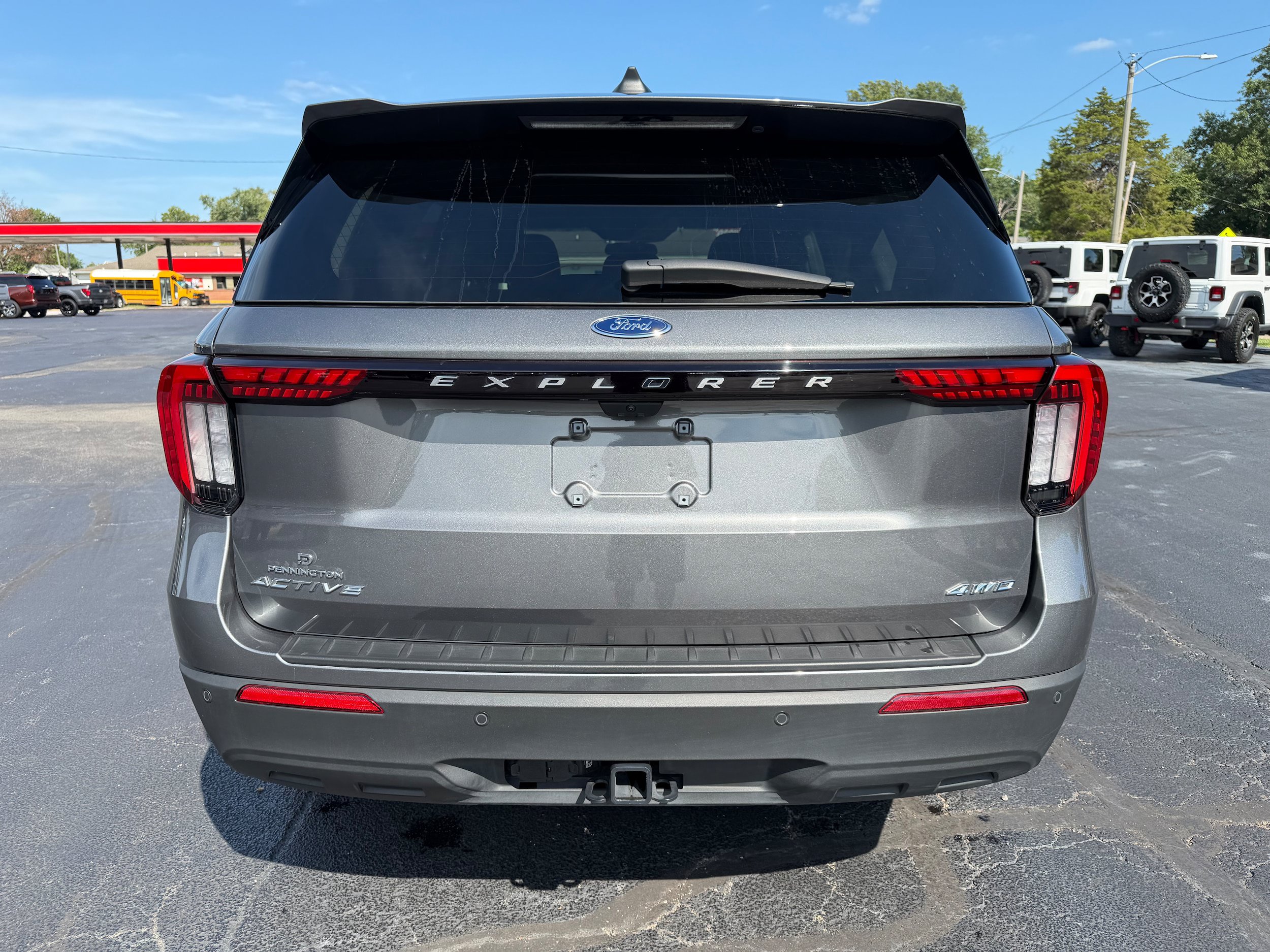 Used 2025 Ford Explorer Active AWD/4WD image 5