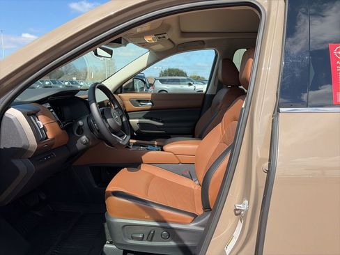 Used 2023 Nissan Pathfinder Platinum w/ Cargo Package image 7