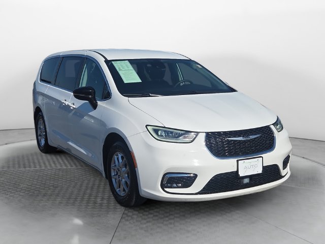 Used 2024 Chrysler Pacifica Touring-L FWD image 7