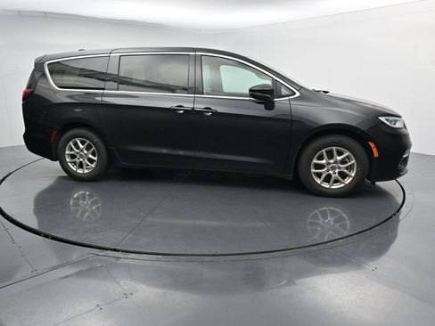Used 2023 Chrysler Pacifica Touring-L FWD image 9