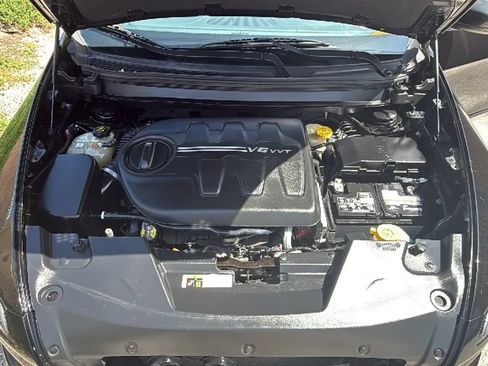 Used 2017 Jeep Cherokee Overland w/ Technology Group FWD image 38