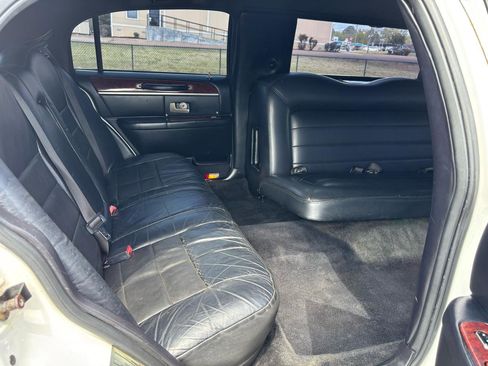 Used 2004 Lincoln Town Car Executive RWD image 10