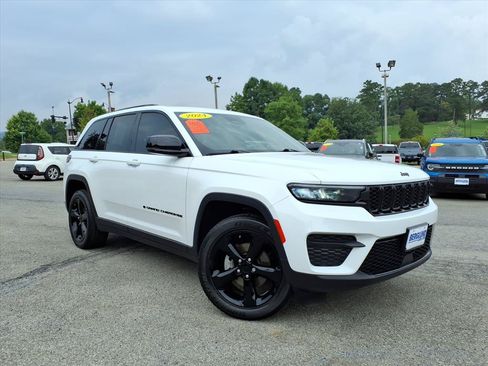Used 2024 Jeep Grand Cherokee Altitude AWD/4WD image 1