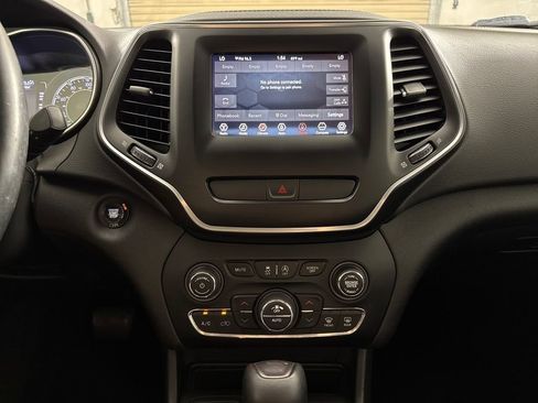 Used 2019 Jeep Cherokee Latitude Plus w/ Comfort/Convenience Group image 16