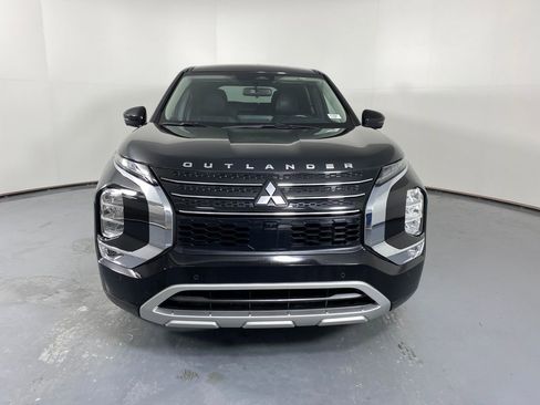 Used 2024 Mitsubishi Outlander SE image 2