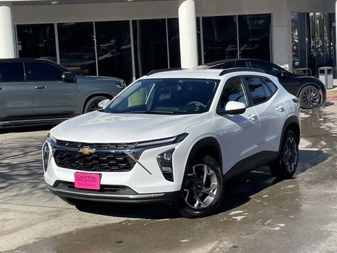 Used 2025 Chevrolet Trax LT image 9