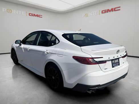 Used 2025 Toyota Camry SE FWD image 5