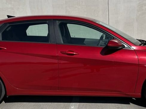 Used 2022 Hyundai Elantra SEL image 3