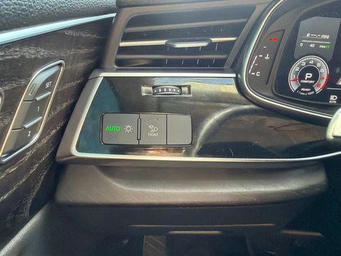 Used 2022 Audi Q8 Premium Plus w/ Premium Plus Package AWD/4WD image 19