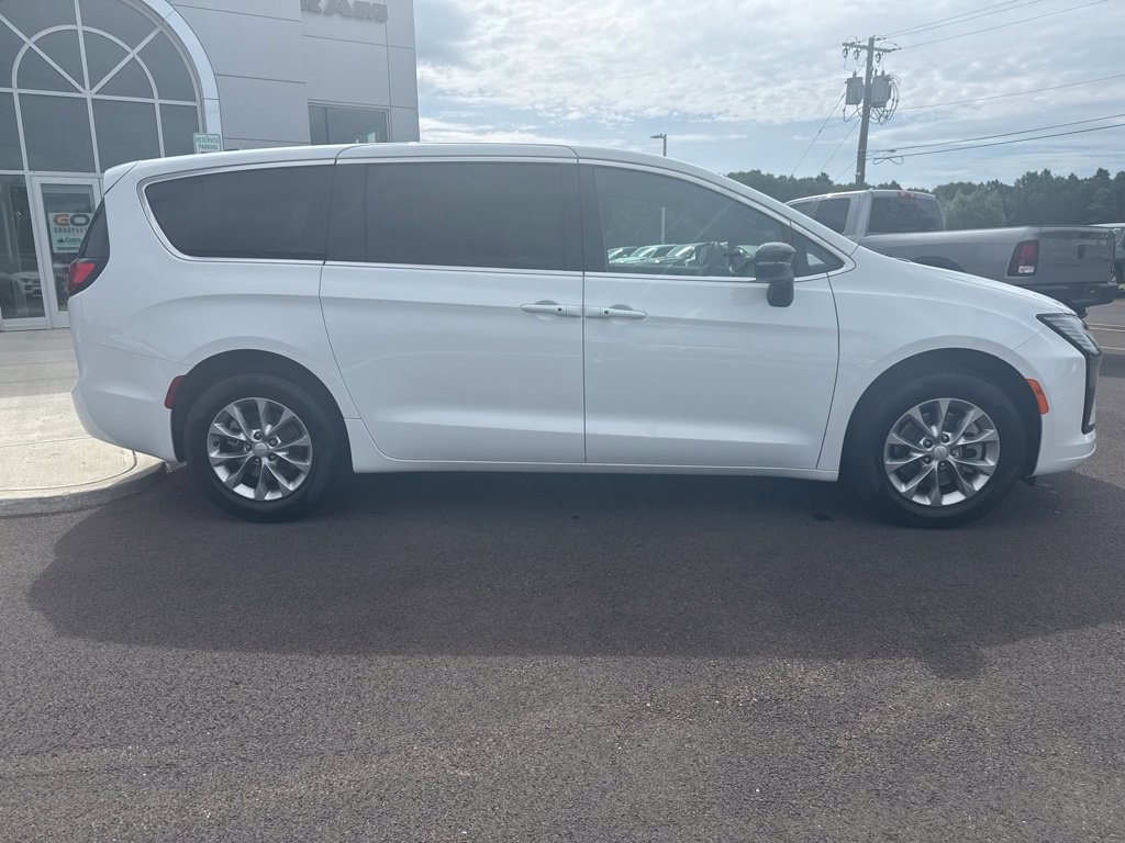 New 2027 Chrysler Pacifica Select AWD/4WD image 10