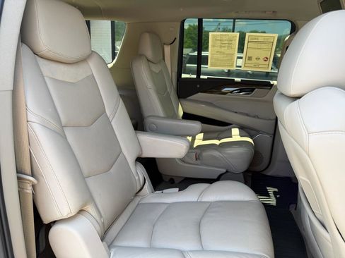 Used 2018 Cadillac Escalade ESV Luxury RWD image 22