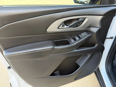 Used 2018 Chevrolet Traverse LT FWD image 12