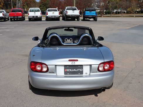 Used 2003 MAZDA MX-5 Miata RWD image 8