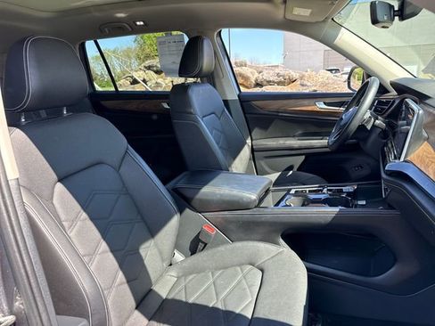 Used 2024 Volkswagen Atlas SE AWD/4WD image 11