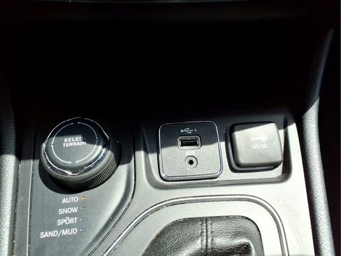 Used 2019 Jeep Cherokee High Altitude AWD/4WD image 12