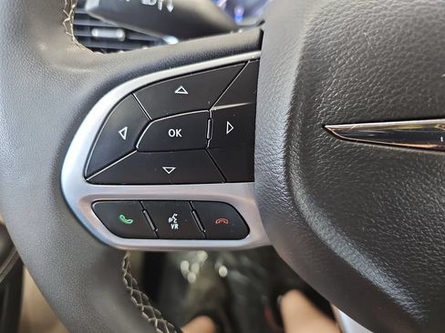 Used 2024 Chrysler Pacifica Touring-L FWD image 17