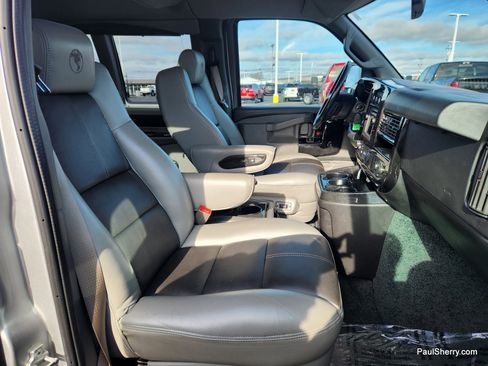 Used 2018 GMC Savana 2500 w/ Enhanced Convenience Package image 39