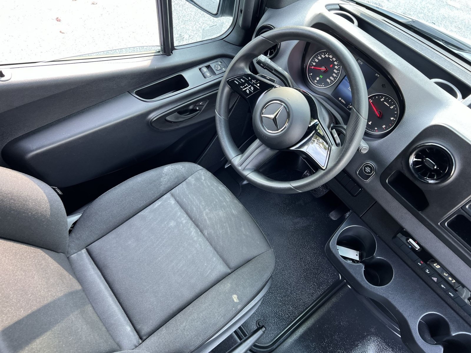 Used 2025 Mercedes-Benz Sprinter 2500 image 16