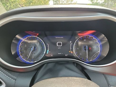 Used 2023 Chrysler Pacifica Touring-L FWD image 13