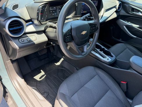 Used 2025 Chevrolet Trax LS w/ LS Convenience Package FWD image 14