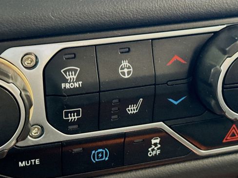 Used 2025 Jeep Wrangler Unlimited Sahara image 5