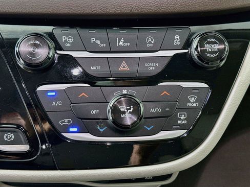 Used 2018 Chrysler Pacifica Touring-L w/ Advanced Safetytec Group FWD image 9