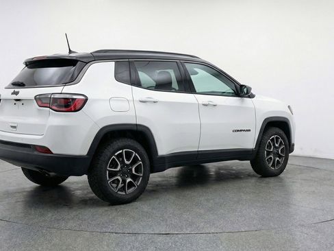 Used 2025 Jeep Compass Trailhawk AWD/4WD image 9