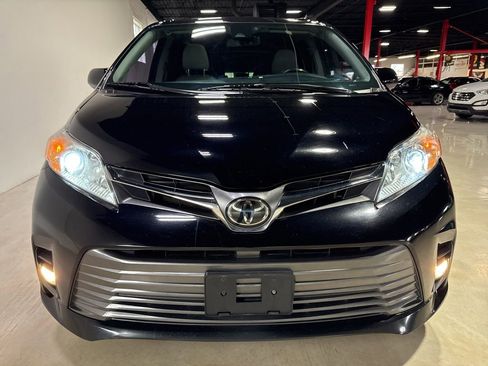 Used 2020 Toyota Sienna XLE w/ XLE Navigation Package FWD image 9
