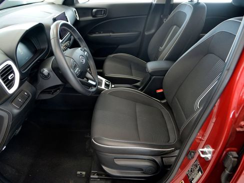 Used 2023 Hyundai Venue Limited image 15