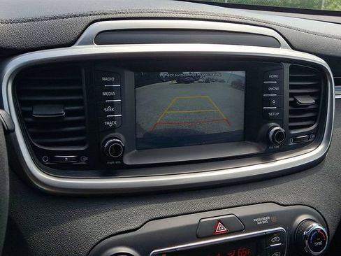 Used 2019 Kia Sorento FWD V6 image 4