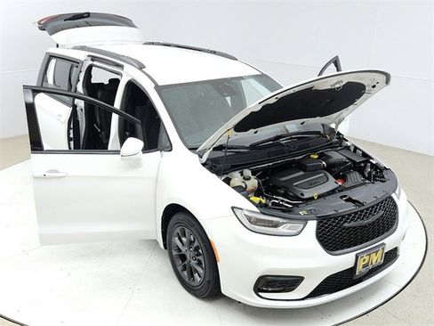 Used 2021 Chrysler Pacifica Touring w/ S Appearance Package image 21