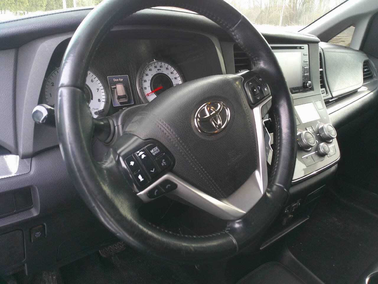 Used 2018 Toyota Sienna SE FWD image 16
