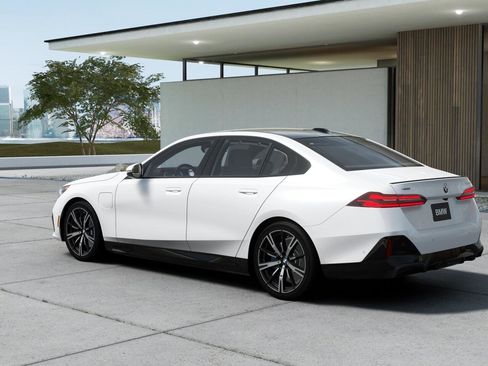 New 2027 BMW 550e xDrive image 2