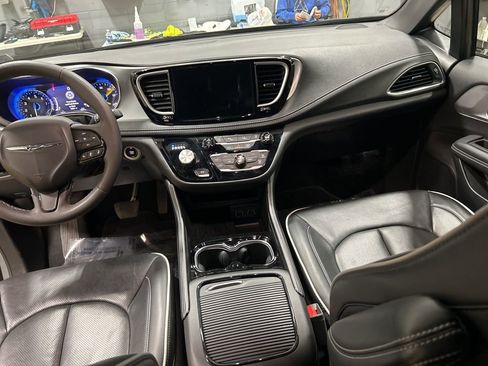 Used 2025 Chrysler Pacifica Limited FWD image 19