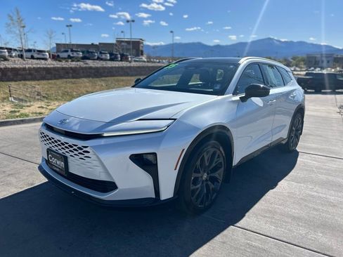 Used 2025 Toyota Crown Signia image 3