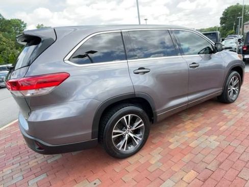 Used 2018 Toyota Highlander LE FWD image 9