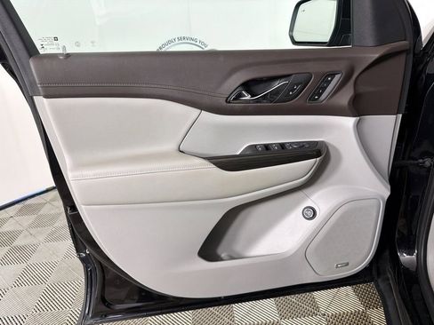 Used 2022 GMC Acadia SLT w/ Technology Package FWD image 12