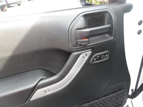 Used 2018 Jeep Wrangler Unlimited Rubicon w/ Cold Weather Group image 9