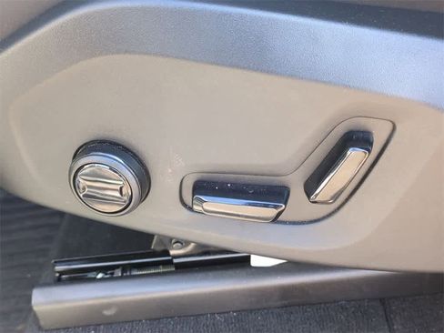 New 2025 Volvo XC90 B5 Plus w/ Protection Package Premier image 15