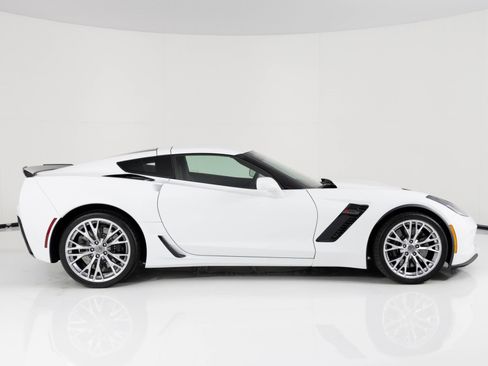 Used 2015 Chevrolet Corvette Z06 w/ 3LZ Preferred Equipment Group image 2
