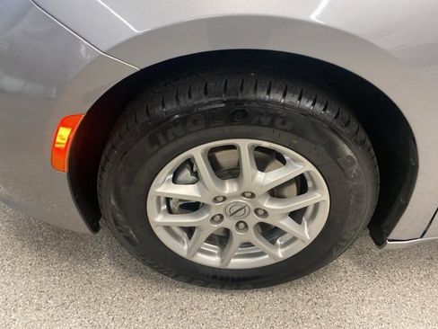 Used 2021 Chrysler Pacifica Touring-L image 13