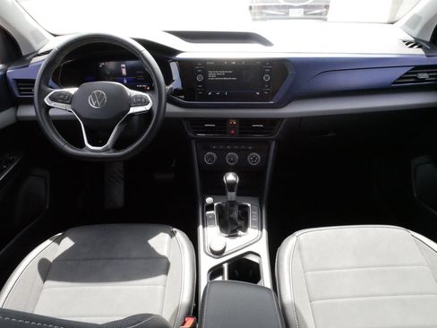 Certified 2022 Volkswagen Taos SE w/ Panoramic Sunroof Package AWD/4WD image 10