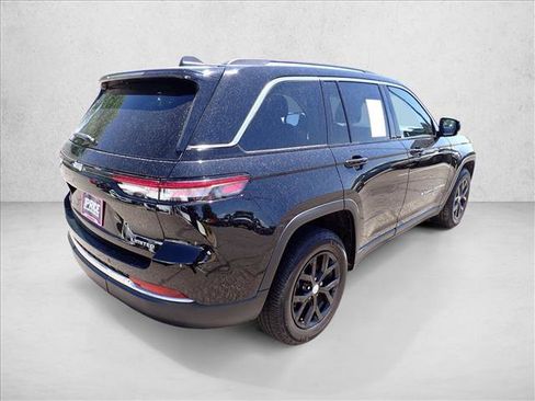 Used 2023 Jeep Grand Cherokee Limited AWD/4WD image 4