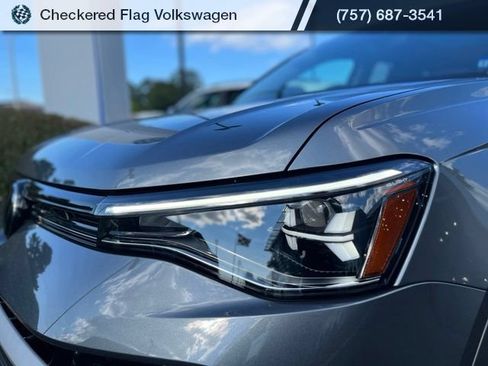 Used 2025 Volkswagen Taos SE FWD image 11