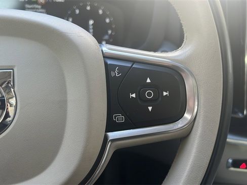 Used 2018 Volvo XC60 T5 Momentum w/ Vision Package image 27