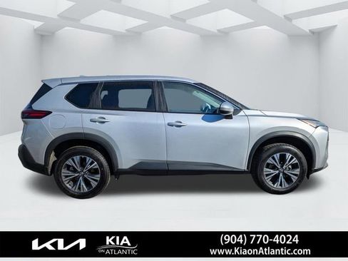 Used 2023 Nissan Rogue SV image 3